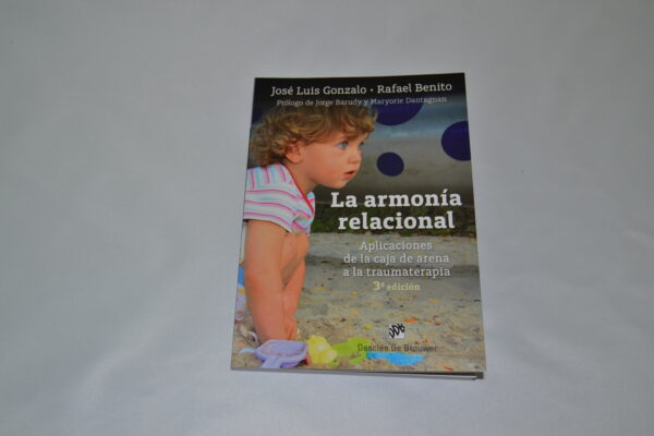 Libro La armonía relacional : Aplicaciones de la caja de arena a la traumaterapia.